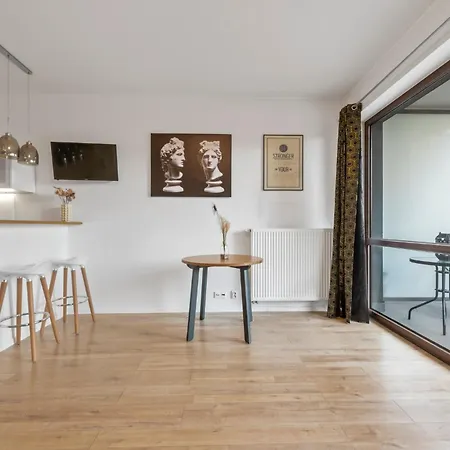 Lovely Studio. Good Location. *